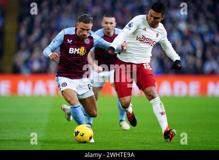 Aston Villa's Matty Cash (links) und Manchester United's Casemiro kämpfen um den Ball während des Premier League-Spiels im Villa Park, Birmingham. Bilddatum: Sonntag, 11. Februar 2024. Stockfoto