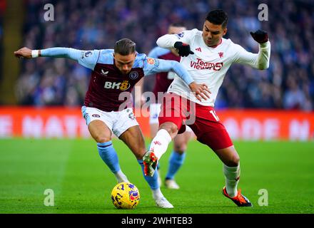 Aston Villa's Matty Cash (links) und Manchester United's Casemiro kämpfen um den Ball während des Premier League-Spiels im Villa Park, Birmingham. Bilddatum: Sonntag, 11. Februar 2024. Stockfoto