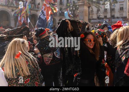 11. Februar 2024 Vilanova il la Geltru, Spanien pol Vilanova i la Geltru, Spanien-festlicher Süßwarenkrieg. Vilanova i la Geltru, eine Küstenstadt in der Nähe von Barcelona, ​​celebrates ist der Höhepunkt des Karnevals mit dem traditionellen „Süßigkeitenkrieg“ zwischen Gruppen und Verbänden der Stadt. Ein von kulturellem Interesse erklärtes Festival, bei dem auf dem Rathausplatz und in den Straßen der Stadt, begleitet von Musikbands, Süßigkeiten geworfen werden. Das Festival, an dem in diesem Jahr mehr als 10.000 Menschen teilgenommen haben, verwandelt die Stadt in ein Meer von Süßigkeiten, Schwelen und kollektivem Wahnsinn, das die Aufmerksamkeit von erregt Stockfoto