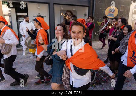 11. Februar 2024 Vilanova il la Geltru, Spanien pol Vilanova i la Geltru, Spanien-festlicher Süßwarenkrieg. Vilanova i la Geltru, eine Küstenstadt in der Nähe von Barcelona, ​​celebrates ist der Höhepunkt des Karnevals mit dem traditionellen „Süßigkeitenkrieg“ zwischen Gruppen und Verbänden der Stadt. Ein von kulturellem Interesse erklärtes Festival, bei dem auf dem Rathausplatz und in den Straßen der Stadt, begleitet von Musikbands, Süßigkeiten geworfen werden. Das Festival, an dem in diesem Jahr mehr als 10.000 Menschen teilgenommen haben, verwandelt die Stadt in ein Meer von Süßigkeiten, Schwelen und kollektivem Wahnsinn, das die Aufmerksamkeit von erregt Stockfoto