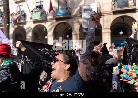 11. Februar 2024 Vilanova il la Geltru, Spanien pol Vilanova i la Geltru, Spanien-festlicher Süßwarenkrieg. Vilanova i la Geltru, eine Küstenstadt in der Nähe von Barcelona, ​​celebrates ist der Höhepunkt des Karnevals mit dem traditionellen „Süßigkeitenkrieg“ zwischen Gruppen und Verbänden der Stadt. Ein von kulturellem Interesse erklärtes Festival, bei dem auf dem Rathausplatz und in den Straßen der Stadt, begleitet von Musikbands, Süßigkeiten geworfen werden. Das Festival, an dem in diesem Jahr mehr als 10.000 Menschen teilgenommen haben, verwandelt die Stadt in ein Meer von Süßigkeiten, Schwelen und kollektivem Wahnsinn, das die Aufmerksamkeit von erregt Stockfoto