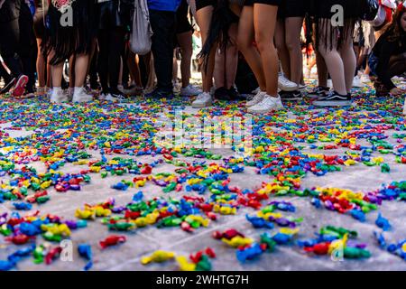 11. Februar 2024 Vilanova il la Geltru, Spanien pol Vilanova i la Geltru, Spanien-festlicher Süßwarenkrieg. Vilanova i la Geltru, eine Küstenstadt in der Nähe von Barcelona, ​​celebrates ist der Höhepunkt des Karnevals mit dem traditionellen „Süßigkeitenkrieg“ zwischen Gruppen und Verbänden der Stadt. Ein von kulturellem Interesse erklärtes Festival, bei dem auf dem Rathausplatz und in den Straßen der Stadt, begleitet von Musikbands, Süßigkeiten geworfen werden. Das Festival, an dem in diesem Jahr mehr als 10.000 Menschen teilgenommen haben, verwandelt die Stadt in ein Meer von Süßigkeiten, Schwelen und kollektivem Wahnsinn, das die Aufmerksamkeit von erregt Stockfoto