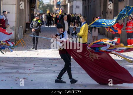 11. Februar 2024 Vilanova il la Geltru, Spanien pol Vilanova i la Geltru, Spanien-festlicher Süßwarenkrieg. Vilanova i la Geltru, eine Küstenstadt in der Nähe von Barcelona, ​​celebrates ist der Höhepunkt des Karnevals mit dem traditionellen „Süßigkeitenkrieg“ zwischen Gruppen und Verbänden der Stadt. Ein von kulturellem Interesse erklärtes Festival, bei dem auf dem Rathausplatz und in den Straßen der Stadt, begleitet von Musikbands, Süßigkeiten geworfen werden. Das Festival, an dem in diesem Jahr mehr als 10.000 Menschen teilgenommen haben, verwandelt die Stadt in ein Meer von Süßigkeiten, Schwelen und kollektivem Wahnsinn, das die Aufmerksamkeit von erregt Stockfoto