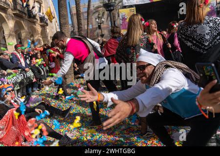 11. Februar 2024 Vilanova il la Geltru, Spanien pol Vilanova i la Geltru, Spanien-festlicher Süßwarenkrieg. Vilanova i la Geltru, eine Küstenstadt in der Nähe von Barcelona, ​​celebrates ist der Höhepunkt des Karnevals mit dem traditionellen „Süßigkeitenkrieg“ zwischen Gruppen und Verbänden der Stadt. Ein von kulturellem Interesse erklärtes Festival, bei dem auf dem Rathausplatz und in den Straßen der Stadt, begleitet von Musikbands, Süßigkeiten geworfen werden. Das Festival, an dem in diesem Jahr mehr als 10.000 Menschen teilgenommen haben, verwandelt die Stadt in ein Meer von Süßigkeiten, Schwelen und kollektivem Wahnsinn, das die Aufmerksamkeit von erregt Stockfoto