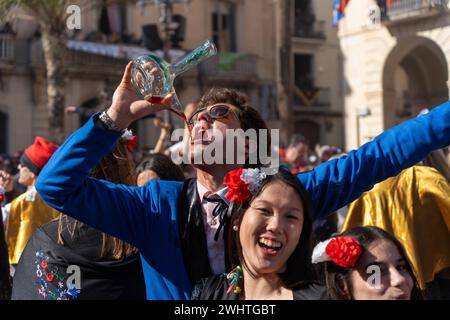 11. Februar 2024 Vilanova il la Geltru, Spanien pol Vilanova i la Geltru, Spanien-festlicher Süßwarenkrieg. Vilanova i la Geltru, eine Küstenstadt in der Nähe von Barcelona, ​​celebrates ist der Höhepunkt des Karnevals mit dem traditionellen „Süßigkeitenkrieg“ zwischen Gruppen und Verbänden der Stadt. Ein von kulturellem Interesse erklärtes Festival, bei dem auf dem Rathausplatz und in den Straßen der Stadt, begleitet von Musikbands, Süßigkeiten geworfen werden. Das Festival, an dem in diesem Jahr mehr als 10.000 Menschen teilgenommen haben, verwandelt die Stadt in ein Meer von Süßigkeiten, Schwelen und kollektivem Wahnsinn, das die Aufmerksamkeit von erregt Stockfoto