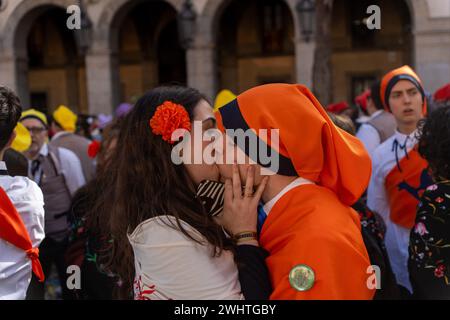 11. Februar 2024 Vilanova il la Geltru, Spanien pol Vilanova i la Geltru, Spanien-festlicher Süßwarenkrieg. Vilanova i la Geltru, eine Küstenstadt in der Nähe von Barcelona, ​​celebrates ist der Höhepunkt des Karnevals mit dem traditionellen „Süßigkeitenkrieg“ zwischen Gruppen und Verbänden der Stadt. Ein von kulturellem Interesse erklärtes Festival, bei dem auf dem Rathausplatz und in den Straßen der Stadt, begleitet von Musikbands, Süßigkeiten geworfen werden. Das Festival, an dem in diesem Jahr mehr als 10.000 Menschen teilgenommen haben, verwandelt die Stadt in ein Meer von Süßigkeiten, Schwelen und kollektivem Wahnsinn, das die Aufmerksamkeit von erregt Stockfoto