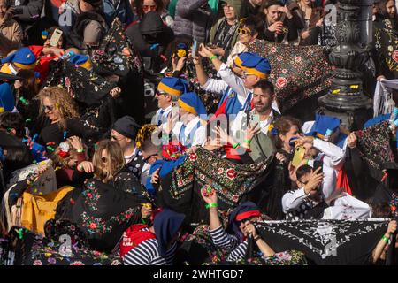 11. Februar 2024 Vilanova il la Geltru, Spanien pol Vilanova i la Geltru, Spanien-festlicher Süßwarenkrieg. Vilanova i la Geltru, eine Küstenstadt in der Nähe von Barcelona, ​​celebrates ist der Höhepunkt des Karnevals mit dem traditionellen „Süßigkeitenkrieg“ zwischen Gruppen und Verbänden der Stadt. Ein von kulturellem Interesse erklärtes Festival, bei dem auf dem Rathausplatz und in den Straßen der Stadt, begleitet von Musikbands, Süßigkeiten geworfen werden. Das Festival, an dem in diesem Jahr mehr als 10.000 Menschen teilgenommen haben, verwandelt die Stadt in ein Meer von Süßigkeiten, Schwelen und kollektivem Wahnsinn, das die Aufmerksamkeit von erregt Stockfoto