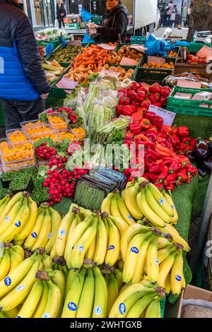 Ecke mit Obst, Gemüse und Salat, Saturday Market, Cornhill, Lincoln City, Lincolnshire, England, Großbritannien Stockfoto