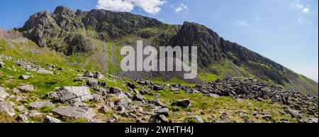 SCA Fell Crag and Pulpit Rock am SCA Fell Pike im englischen Lake District Cumbria UK aus Sicht des Lingmell Aufstiegs von Wasdale Head Stockfoto