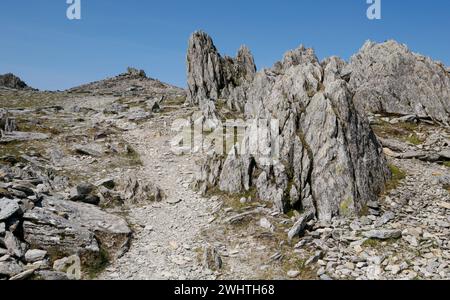 Zerklüftete rhyolitische Felsspitzen beim Anflug auf den Gipfel des Glyder Fawr in Snowdonia Eryri Nordwales Stockfoto