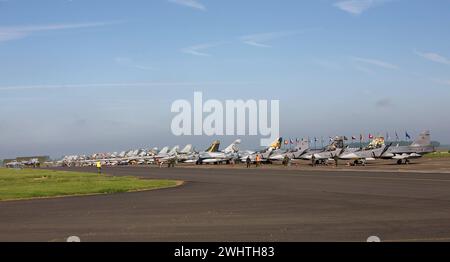 Fluglinie mit verschiedenen Kampfflugzeugen der Luftwaffen der NATO auf dem französischen Militärflugplatz Cambrai während der NATO-Luftwaffen-Übung Tiger Meet 2011. Fluglinie mit verschiedenen Kampfflugzeugen der Luftwaffen der NATO auf dem französischen Militärflugplatz Cambrai während der NATO-Luftwaffen-Übung Tiger Meet 2011. Cambrai Region Hauts-de-France Frankreich *** Fluglinie mit verschiedenen Kampfflugzeugen der NATO-Luftstreitkräfte auf dem französischen Militärflugplatz Cambrai während der NATO-Luftwaffe Übung Tiger Meet 2011 Fluglinie mit verschiedenen Kampfflugzeugen der NATO-Luftstreitkräfte A Stockfoto