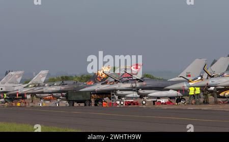 Im Bild von links: F-16 der polnischen, F-16 der türkischen und F-16 der portugiesischen Luftwaffe. Fluglinie mit verschiedenen Kampfflugzeugen der Luftwaffen der NATO auf dem französischen Militärflugplatz Cambrai während der NATO-Luftwaffen-Übung Tiger Meet 2011. Fluglinie mit verschiedenen Kampfflugzeugen der Luftwaffen der NATO auf dem französischen Militärflugplatz Cambrai während der NATO-Luftwaffen-Übung Tiger Meet 2011. Cambrai Region Hauts-de-France Frankreich *** im Bild von links F 16 der polnischen Luftwaffe, F 16 der türkischen Luftwaffe und F 16 der portugiesischen Luftwaffe Stockfoto