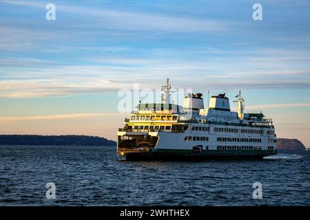 WA25041-00...WASHINGTON - Mukilteo - Clinton Auto und Passagierfähre nähern sich dem Mukilteo Dock. Stockfoto