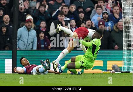 Diogo Dalot (Mitte) von Manchester United trifft auf Torhüter Andre Onana (rechts), nachdem er Aston Villa Ollie Watkins (links) während des Premier League-Spiels in Villa Park, Birmingham, gerettet hat. Bilddatum: Sonntag, 11. Februar 2024. Stockfoto