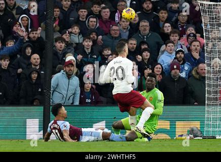 Diogo Dalot (Mitte) von Manchester United trifft auf Torhüter Andre Onana (rechts), nachdem er Aston Villa Ollie Watkins (links) während des Premier League-Spiels in Villa Park, Birmingham, gerettet hat. Bilddatum: Sonntag, 11. Februar 2024. Stockfoto