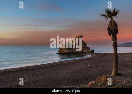 Playa Peñon del Cuervo, Strand in der Stadt Malaga mit einer Felsformation, die den Strand in zwei Teile teilt, befindet sich im östlichen Teil der Stadt Stockfoto