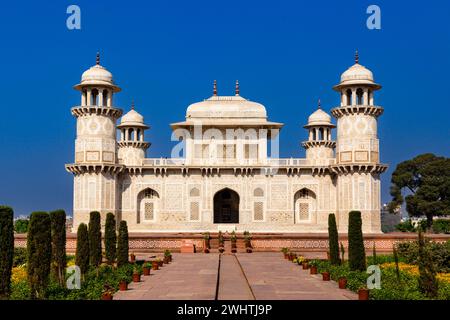 Itimad-ud-Daulah, besser bekannt als das Baby Taj, Agra, Indien, blauer Himmel, Kunst, Muster Stockfoto