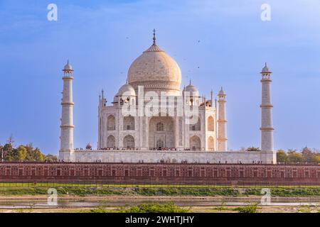 Das Taj Mahal, Blick vom Aussichtspunkt in der Nähe von Mehtab Bagh oder Moonlight Garden, Agra, Indien, blauer Himmel, Kunst, Muster Stockfoto