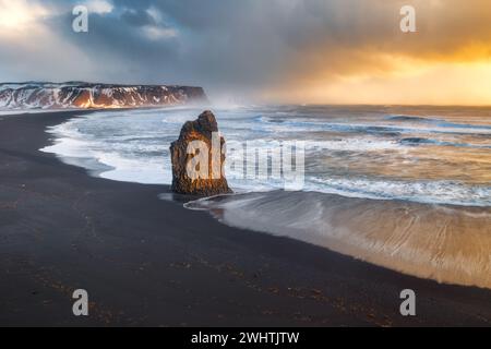 Blick auf Reynisfjara, einen berühmten schwarzen Sandstrand an der Südküste Islands Stockfoto