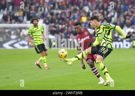 Gabriel Martinelli vom FC Arsenal kontrolliert den Ball während des Premier League-Spiels zwischen West Ham United und Arsenal im London Stadium, Queen Elizabeth Olympic Park, London, England am 11. Februar 2024. Foto von Phil Hutchinson. Nur redaktionelle Verwendung, Lizenz für kommerzielle Nutzung erforderlich. Keine Verwendung bei Wetten, Spielen oder Publikationen eines einzelnen Clubs/einer Liga/eines Spielers. Quelle: UK Sports Pics Ltd/Alamy Live News Stockfoto