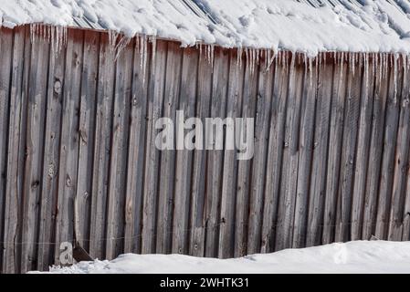 Schnee schmilzt auf dem Dach einer Scheune im Wallowa Valley von Oregon. Stockfoto