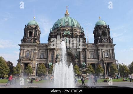 Berliner Dom, Westfassade und Fontäne des Lustgarten-Brunnens * Lustgarten-Brunnen vor dem Berliner Dom Stockfoto