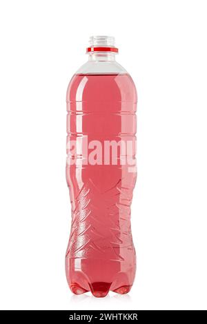 Rotes Getränk in einer offenen Plastikflasche. Isoliert auf weißem Hintergrund. Datei enthält Beschneidungspfad. Stockfoto