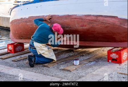 fischer malen sein Boot neu, Bari, Apulien (Apulien), Süditalien, Europa, September 2022 Stockfoto