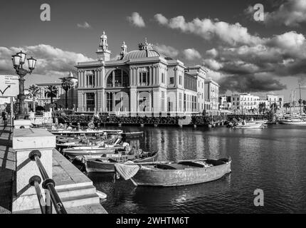 Angedockte Boote mit dem Margherita Theater im Hintergrund, Bari, Apulien Region, Süditalien, Europa. Schwarzweißbild Stockfoto