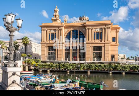 Angedockte Boote mit dem Margherita Theater im Hintergrund, Bari, Apulien Region, Süditalien, Europa Stockfoto