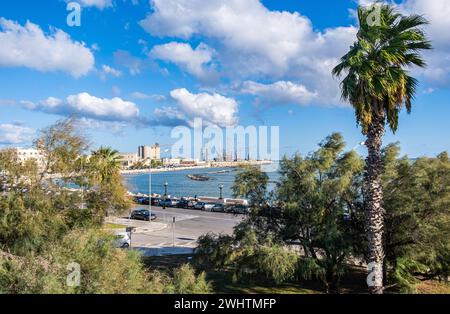Uferpromenade der Straße Lungomare Imperatore Augusto in Bari mit Hafen im Hintergrund. Bari, Region Apulien (Apulien), Süditalien, Europa, Septem Stockfoto