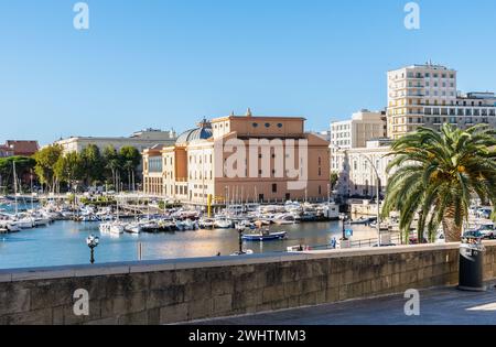 Uferpromenade der Straße Lungomare Imperatore Augusto in Bari mit Hafen im Hintergrund. Bari, Region Apulien (Apulien), Süditalien, Europa, Septem Stockfoto