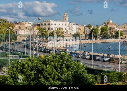 Uferpromenade der Straße Lungomare Imperatore Augusto in Bari mit Hafen im Hintergrund. Bari, Region Apulien (Apulien), Süditalien, Europa, Septem Stockfoto