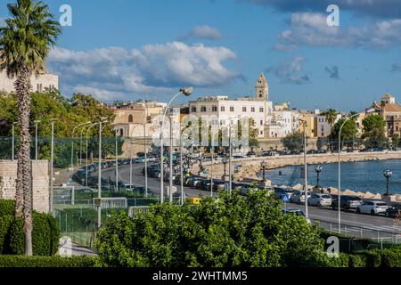 Uferpromenade der Straße Lungomare Imperatore Augusto in Bari mit Hafen im Hintergrund. Bari, Region Apulien (Apulien), Süditalien, Europa, Septem Stockfoto