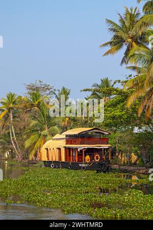 Eine traditionelle Hausboot-Bootstour entlang der Kanäle in der Nähe von Kumarakom bietet einen Einblick in die einzigartige Art, das ruhige Kerala zu erkunden Stockfoto