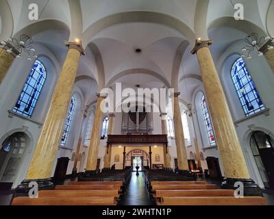 St. Diosinyus, katholische Altstadtkirche, Innenansicht mit Blick auf das Orgelloft, Krefeld, Nordrhein-Westfalen, Deutschland Stockfoto