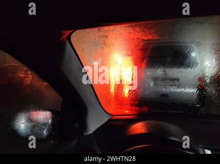 Blick aus dem Auto bei gefährlich schlechter Sicht bei Nacht mit Regen und blendender Hintergrundbeleuchtung, Dortmund, Ruhrgebiet, Deutschland Stockfoto