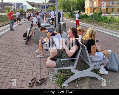 Viele Menschen warten auf dem Bahnsteig auf den Zug, Luenener Hauptbahnhof, Nordrhein-Westfalen Stockfoto