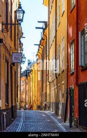 STOCKHOLM, SCHWEDEN - 31. JULI 2022: Prästgatan ist eine der berühmtesten Straßen in der Gamla Stan Gegend. Stockfoto