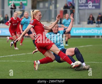 Dartford, Großbritannien. Februar 2024. L-R Ceri Holland von Liverpool Women und Paige Culver von London City Lionesses während des Fünften Roundsoccer-Spiels der Frauen im FA Cup der Frauen zwischen London City Lionesses Women und LiverpoolWomen im Princes Park, Dartford, Großbritannien - 11. Februar 2024. Quelle: Action Foto Sport/Alamy Live News Stockfoto