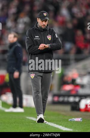 Stuttgart, Deutschland. Februar 2024. Fußball, Bundesliga, VfB Stuttgart - FSV Mainz 05, Spieltag 21, MHPArena. Stuttgarter Trainer Sebastian Hoeneß schaut auf seine Uhr. Hinweis: Harry langer/dpa – WICHTIGER HINWEIS: gemäß den Vorschriften der DFL Deutscher Fußball-Liga und des DFB Deutscher Fußball-Bundes ist es verboten, im Stadion und/oder des Spiels aufgenommene Fotografien in Form von sequenziellen Bildern und/oder videoähnlichen Fotoserien zu verwenden oder zu nutzen./dpa/Alamy Live News Stockfoto
