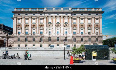 STOCKHOLM, SCHWEDEN - 31. JULI 2022: Blick auf das parlamentsgebäude von der Seite. Stockfoto