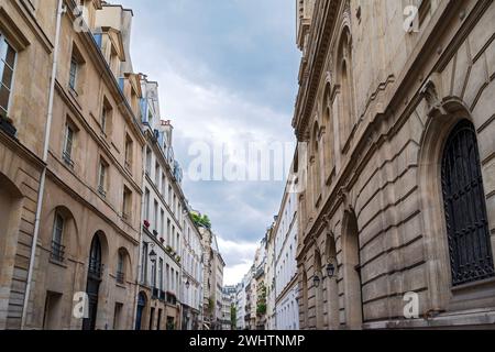 Paris, Frankreich - 23. Juli 2023: Straßenlandschaft mit Gewerbe- und Wohngebäuden entlang der Rue des Tournelles im Marais-Viertel. Stockfoto