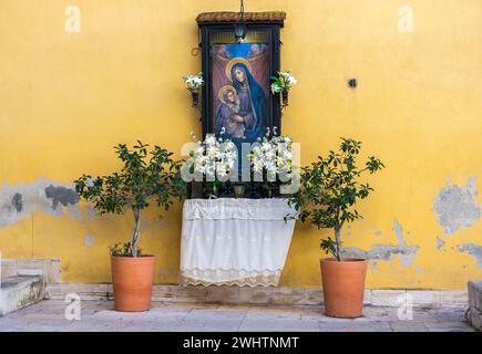 Votivschrein in der Nähe eines historischen Gebäudes in der Altstadt von Bari, Region Apulien (Apulien), Süditalien, Europa, 18. September, 2022 Stockfoto