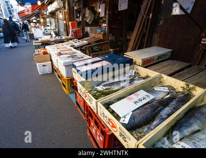 Tokyio, Japan. Januar 2024. Zubereitung von Speisen an Verkaufsständen auf dem Tsukiji Outer Market im Stadtzentrum Stockfoto