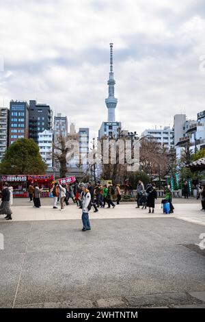 Tokio, Japan, Januar 2024. Blick auf den Tokyo skytree Tower vor dem Hintergrund einer Downtown Street Stockfoto