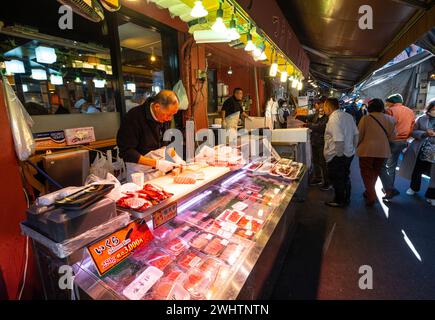 Tokyio, Japan. Januar 2024. Zubereitung von Speisen an Verkaufsständen auf dem Tsukiji Outer Market im Stadtzentrum Stockfoto