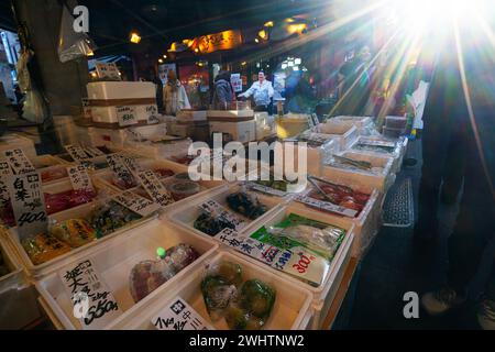 Tokyio, Japan. Januar 2024. Zubereitung von Speisen an Verkaufsständen auf dem Tsukiji Outer Market im Stadtzentrum Stockfoto