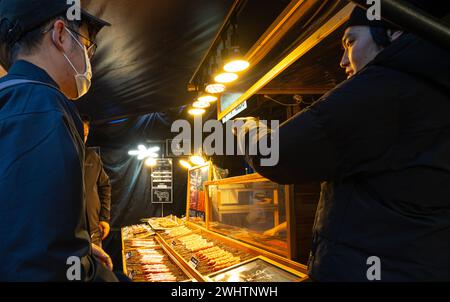 Tokyio, Japan. Januar 2024. Zubereitung von Speisen an Verkaufsständen auf dem Tsukiji Outer Market im Stadtzentrum Stockfoto