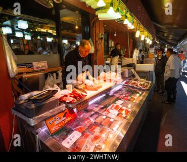 Tokyio, Japan. Januar 2024. Zubereitung von Speisen an Verkaufsständen auf dem Tsukiji Outer Market im Stadtzentrum Stockfoto